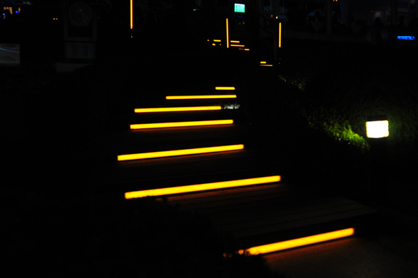 夜晚楼梯的灯光照明设计